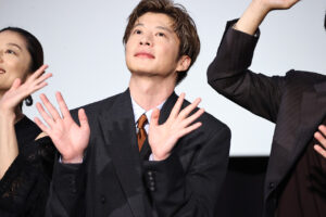 「三谷幸喜『おい、太宰』劇場版」初日の写真特集！田中圭 劇場の高さに興味津々や笑顔溢れる30