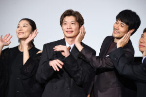「三谷幸喜『おい、太宰』劇場版」初日の写真特集！田中圭 劇場の高さに興味津々や笑顔溢れる32