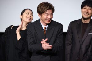 「三谷幸喜『おい、太宰』劇場版」初日の写真特集！田中圭 劇場の高さに興味津々や笑顔溢れる34