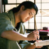 髙橋海人 ヒゲ姿で片膝ついて書き物の横顔ショット！長澤まさみ主演『おーい、応為』場面写