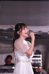 青山なぎさ『2025神宮外苑花火大会』花火打ち上げ後のステージ！花火の余韻に彩り1