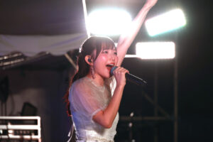 青山なぎさ『2025神宮外苑花火大会』花火打ち上げ後のステージ！花火の余韻に彩り3
