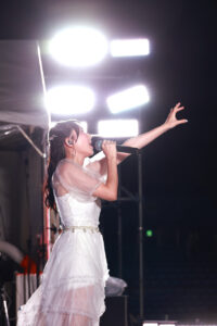 青山なぎさ『2025神宮外苑花火大会』花火打ち上げ後のステージ！花火の余韻に彩り4
