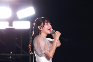 青山なぎさ『2025神宮外苑花火大会』花火打ち上げ後のステージ！花火の余韻に彩り6