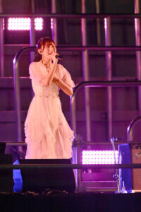 青山なぎさ『2025神宮外苑花火大会』花火打ち上げ後のステージ！花火の余韻に彩り10