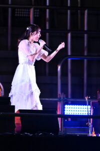 青山なぎさ『2025神宮外苑花火大会』花火打ち上げ後のステージ！花火の余韻に彩り12