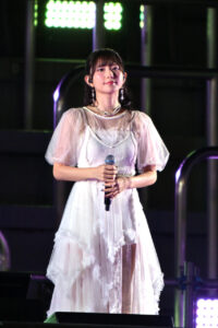 青山なぎさ『2025神宮外苑花火大会』花火打ち上げ後のステージ！花火の余韻に彩り13