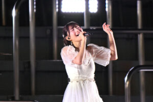 青山なぎさ『2025神宮外苑花火大会』花火打ち上げ後のステージ！花火の余韻に彩り17