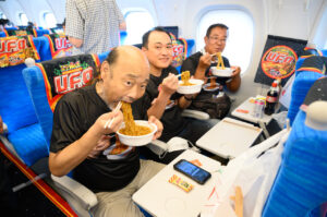 新幹線内で「日清焼そばU.F.O.」味わえる特別新幹線『ソースエクスプレス』東京・大阪間運行21