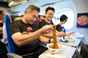 新幹線内で「日清焼そばU.F.O.」味わえる特別新幹線『ソースエクスプレス』東京・大阪間運行23