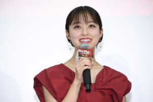 橋本環奈 高校時代牛タン買いに学生ら共感？眞栄田郷敦らと映画『カラダ探し』サプライズ1