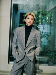 Number_i・岸優太「グランド ハイアット 東京」で見せる“非日常”と“日常”Numero TOKYOソロ初登場7