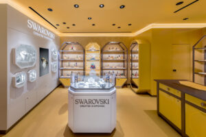 渡辺翔太が訪れたSwarovski大阪とは？「気分がアガるワクワクする新店舗」8