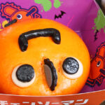 USJ店員さんが商品を「ワン、ワン」と手渡しでノリノリ!チェンソーマン「ポチタまん」販売
