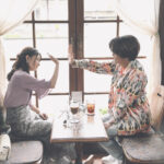 芳根京子と髙橋海人 笑顔のハイタッチも切ない理由？『君の顔では泣けない』新場面写公開