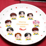 Snow Manがペコちゃんに！「FUJIYA×Snow Man オリジナルクリスマスプレート」特典ケーキ予約開始