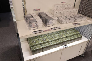 特別展『チ。 ―地球の運動について― 地球（いわ）が動く』大阪会場内覧！マスコットチャーム全7体も先行発売26