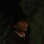 長尾謙杜 暗闇で微笑で見つめる先には？阿部寛主演『俺ではない炎上』真実に迫るカット公開