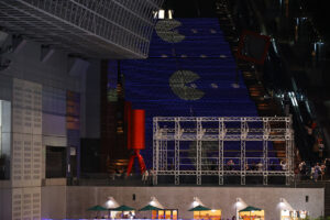 「PAC-MAN」京都駅大階段など彩る！第1回京都駅ビル芸術祭で階段内を駆け巡る7