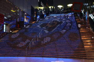 「PAC-MAN」京都駅大階段など彩る！第1回京都駅ビル芸術祭で階段内を駆け巡る14