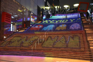 「PAC-MAN」京都駅大階段など彩る！第1回京都駅ビル芸術祭で階段内を駆け巡る15