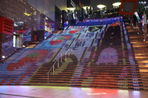 「PAC-MAN」京都駅大階段など彩る！第1回京都駅ビル芸術祭で階段内を駆け巡る16