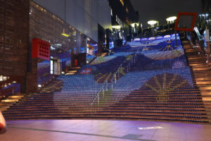 「PAC-MAN」京都駅大階段など彩る！第1回京都駅ビル芸術祭で階段内を駆け巡る17