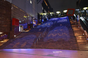 「PAC-MAN」京都駅大階段など彩る！第1回京都駅ビル芸術祭で階段内を駆け巡る19