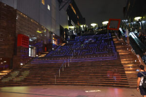 「PAC-MAN」京都駅大階段など彩る！第1回京都駅ビル芸術祭で階段内を駆け巡る21