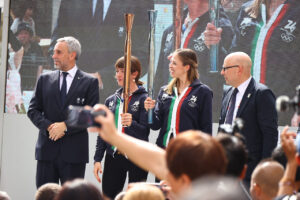カロリーナ・コストナー選手と宮原知子氏がハグ！大阪・関西万博イタリア館のクロージングセレモニー5