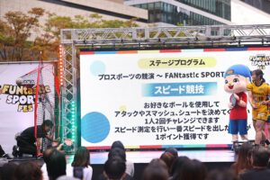 『OSAKA FUNtast!c SPORTS FES』で紅しょうが、狩野舞子氏、上田遥歌選手、小川瑞琴選手、横井咲桜選手がうめきた広場で対決8