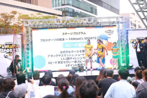 『OSAKA FUNtast!c SPORTS FES』で紅しょうが、狩野舞子氏、上田遥歌選手、小川瑞琴選手、横井咲桜選手がうめきた広場で対決11