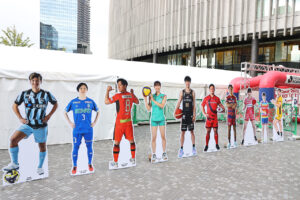 『OSAKA FUNtast!c SPORTS FES』で紅しょうが、狩野舞子氏、上田遥歌選手、小川瑞琴選手、横井咲桜選手がうめきた広場で対決7