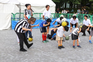 『OSAKA FUNtast!c SPORTS FES』で紅しょうが、狩野舞子氏、上田遥歌選手、小川瑞琴選手、横井咲桜選手がうめきた広場で対決9