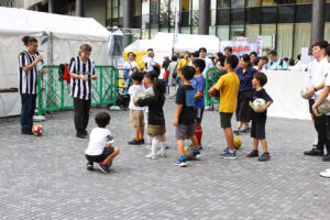 『OSAKA FUNtast!c SPORTS FES』で紅しょうが、狩野舞子氏、上田遥歌選手、小川瑞琴選手、横井咲桜選手がうめきた広場で対決10