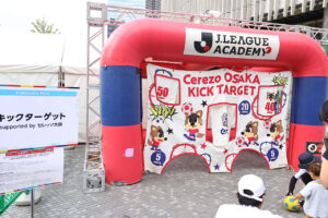 『OSAKA FUNtast!c SPORTS FES』で紅しょうが、狩野舞子氏、上田遥歌選手、小川瑞琴選手、横井咲桜選手がうめきた広場で対決12