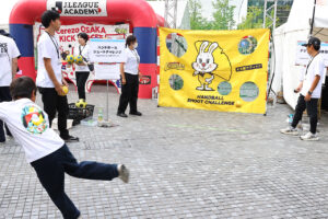 『OSAKA FUNtast!c SPORTS FES』で紅しょうが、狩野舞子氏、上田遥歌選手、小川瑞琴選手、横井咲桜選手がうめきた広場で対決13