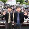 山田裕貴と佐藤二朗 新宿でいきなりチラシ配りにギャラリー興奮の渦！西武新宿線なトーク