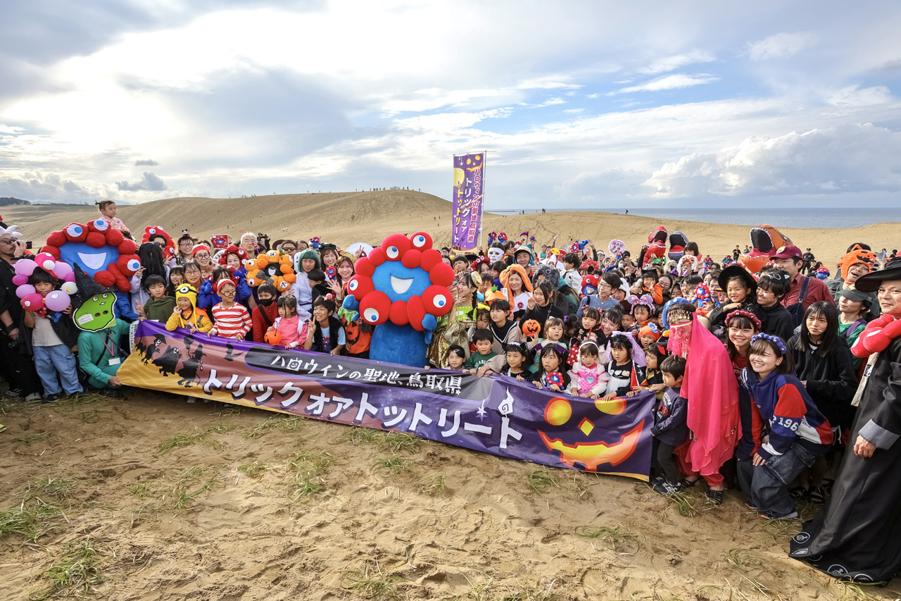 ミャクミャク 鳥取県副知事から感砂状!“アフター万博”『鳥取砂丘ハロウィンパーティー after EXPO2025』開催1