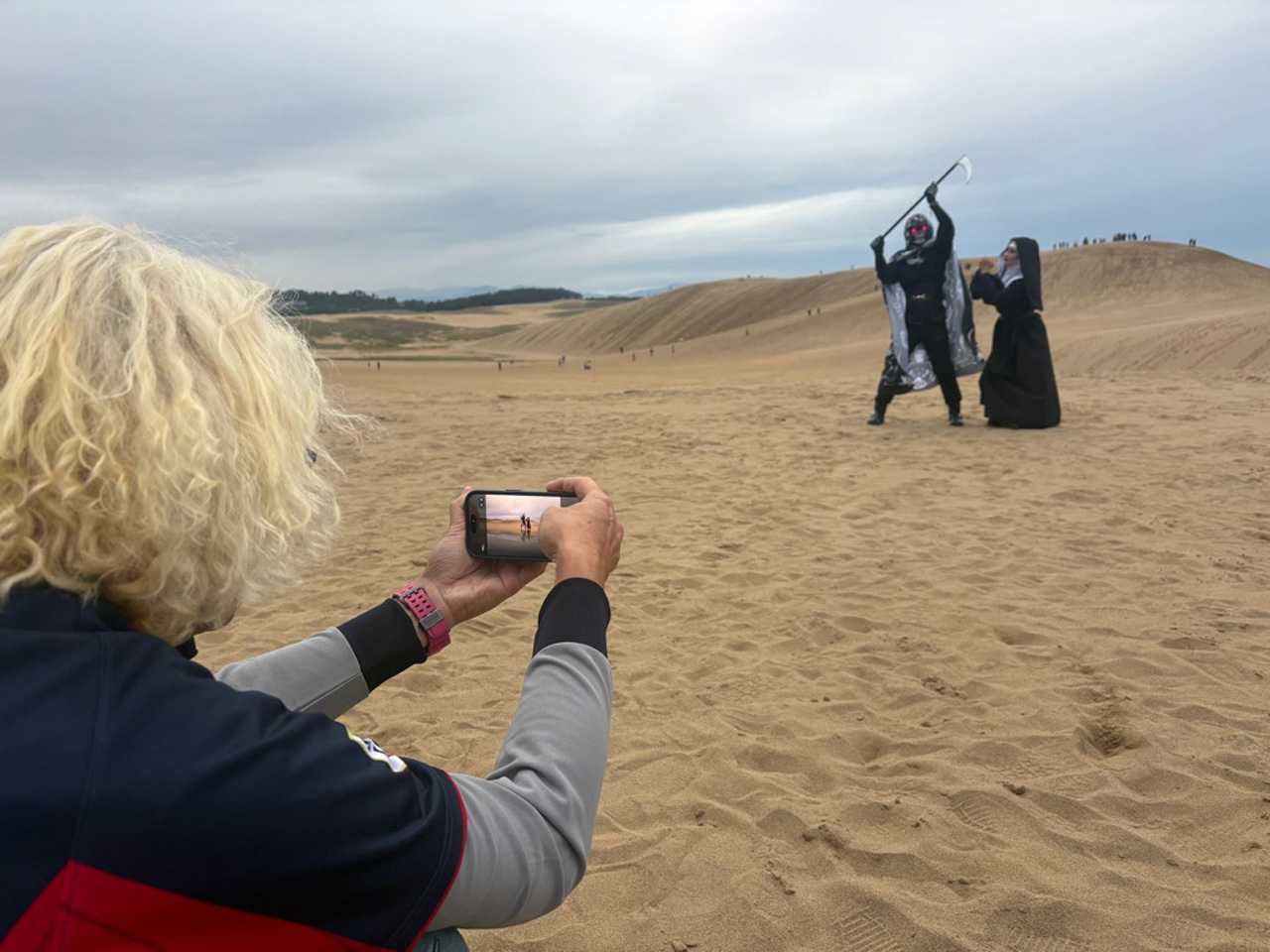 ミャクミャク 鳥取県副知事から感砂状!“アフター万博”『鳥取砂丘ハロウィンパーティー after EXPO2025』開催2