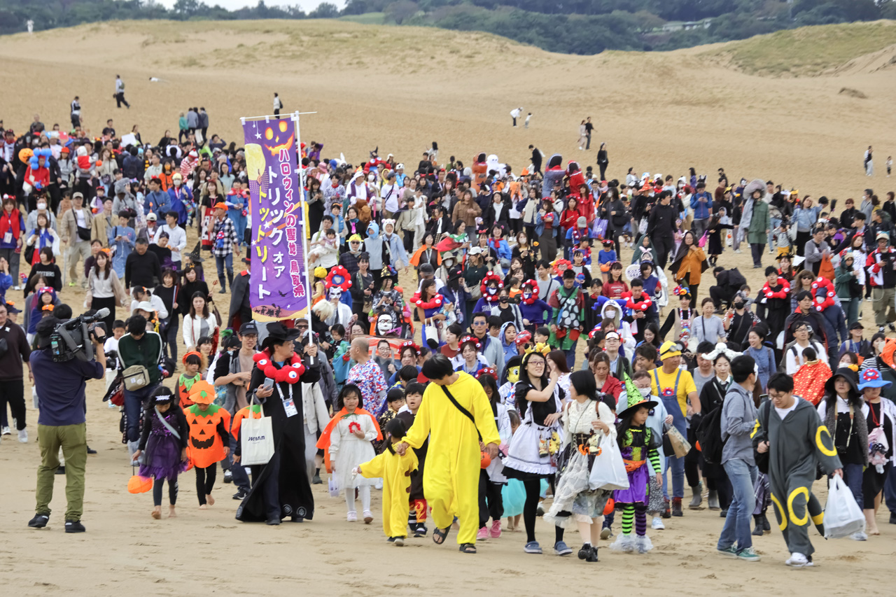 ミャクミャク 鳥取県副知事から感砂状!“アフター万博”『鳥取砂丘ハロウィンパーティー after EXPO2025』開催7