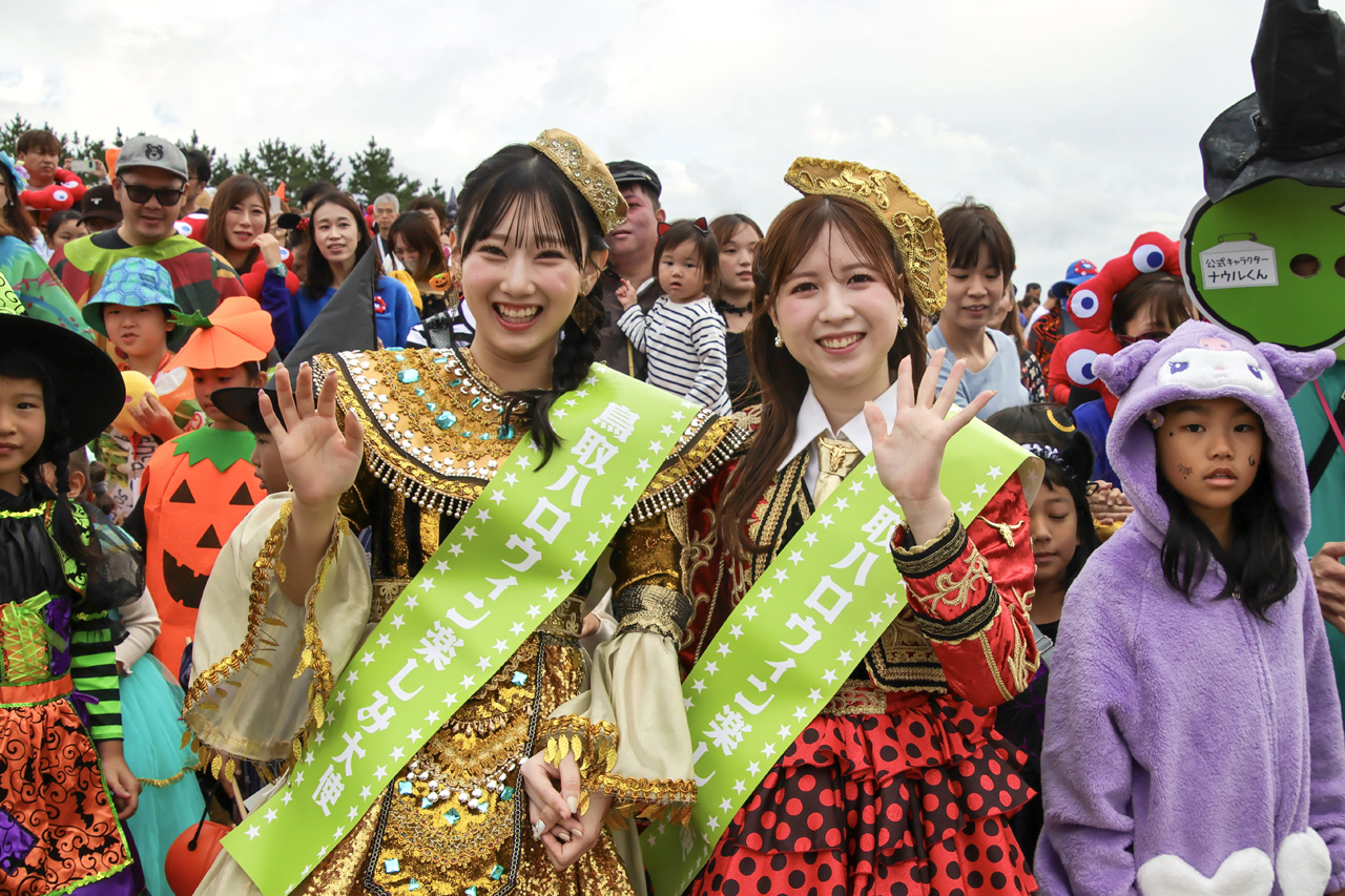 ミャクミャク 鳥取県副知事から感砂状!“アフター万博”『鳥取砂丘ハロウィンパーティー after EXPO2025』開催8