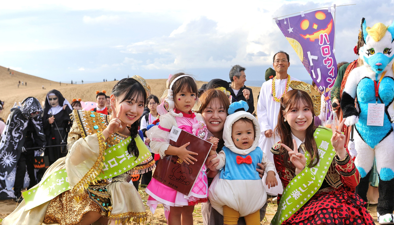 ミャクミャク 鳥取県副知事から感砂状!“アフター万博”『鳥取砂丘ハロウィンパーティー after EXPO2025』開催10