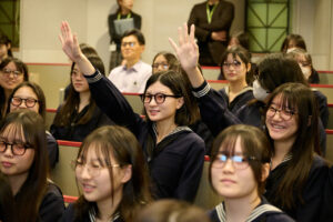 目黒蓮 女子聖学院中学校高等学校にサプライズ訪問!国内初指定サングラス着用自由化に立ち会い4