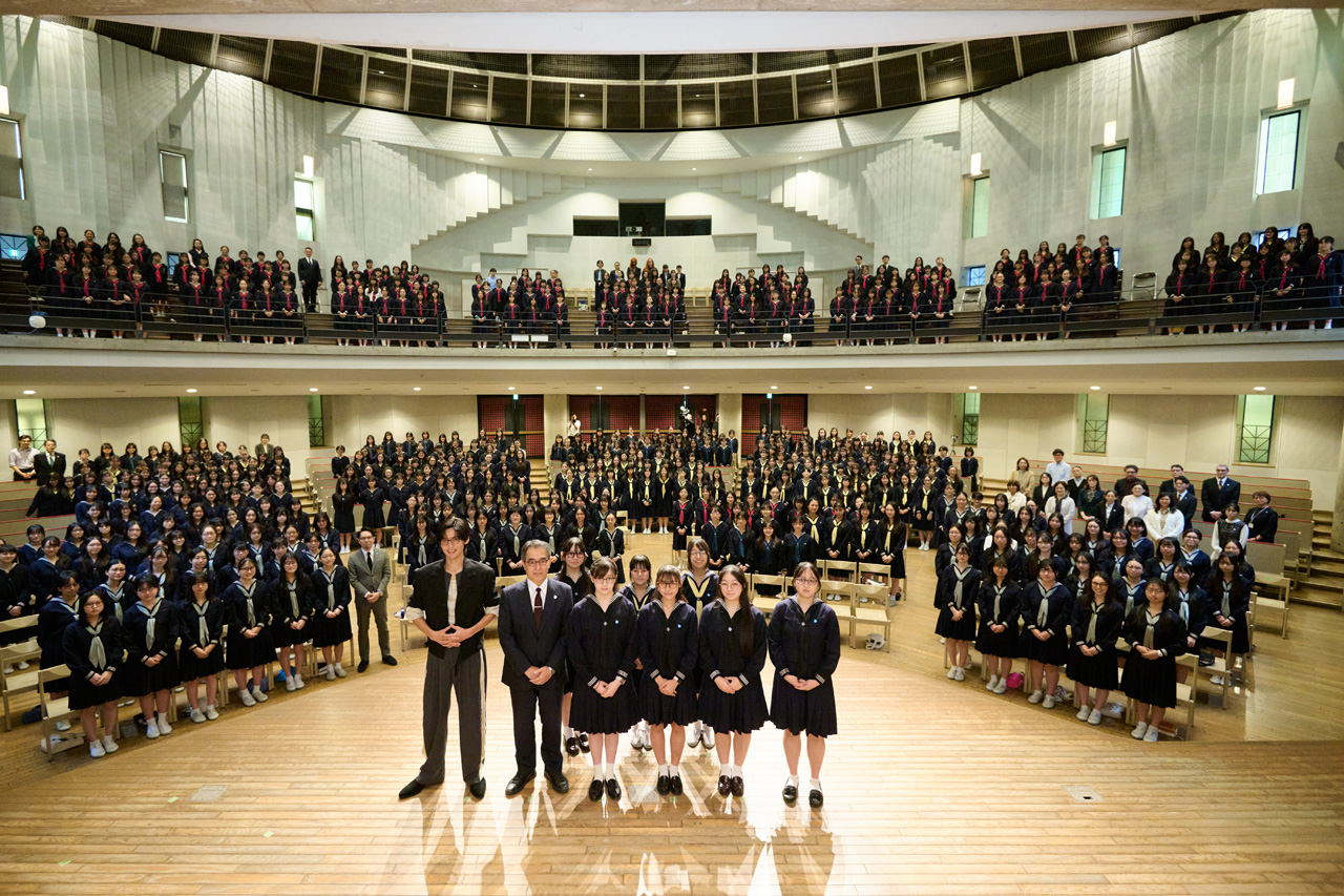 目黒蓮 女子聖学院中学校高等学校にサプライズ訪問!国内初指定サングラス着用自由化に立ち会い5