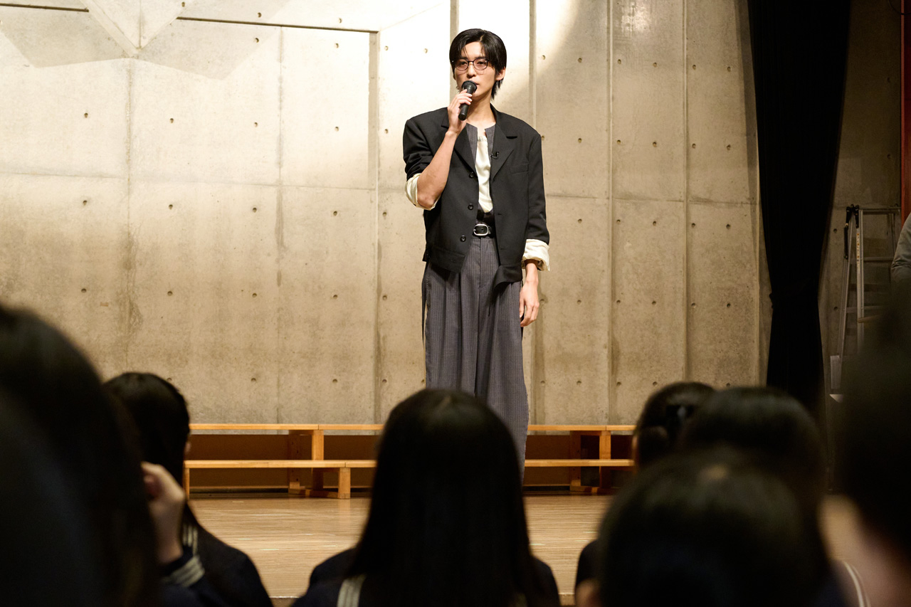 目黒蓮 女子聖学院中学校高等学校にサプライズ訪問!国内初指定サングラス着用自由化に立ち会い6