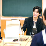 目黒蓮 女子聖学院中学校高等学校にサプライズ訪問!国内初指定サングラス着用自由化に立ち会い