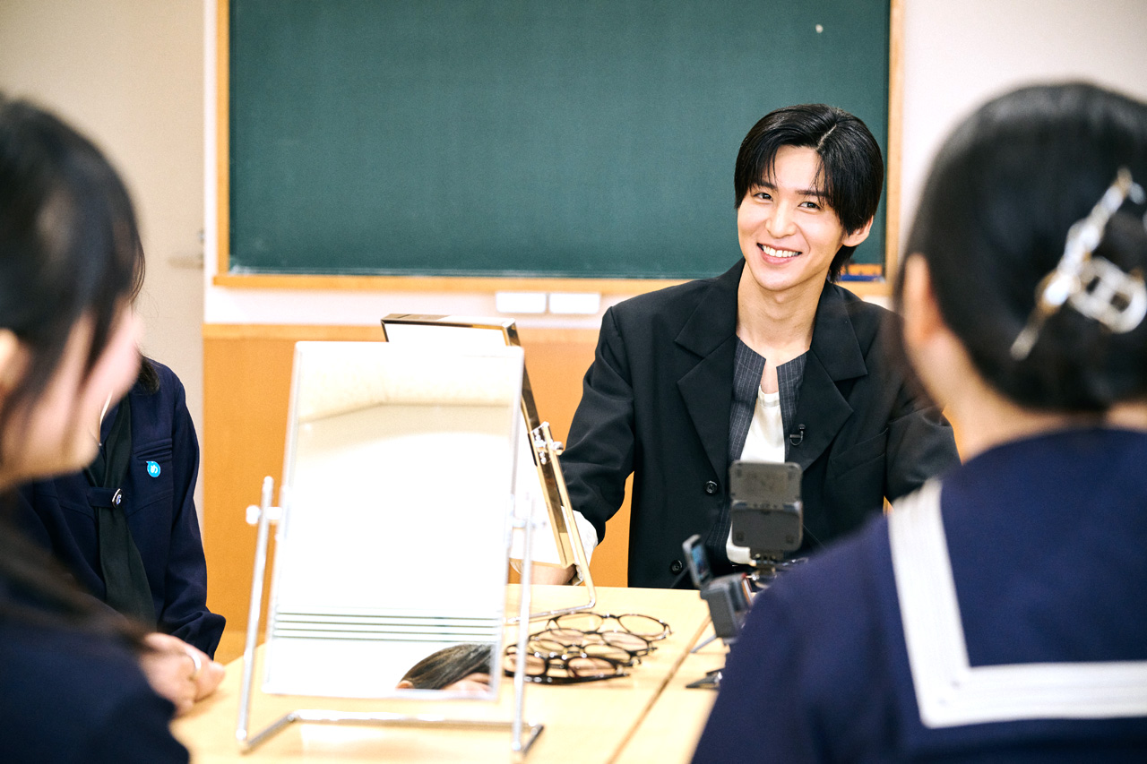 目黒蓮 女子聖学院中学校高等学校にサプライズ訪問!国内初指定サングラス着用自由化に立ち会い7