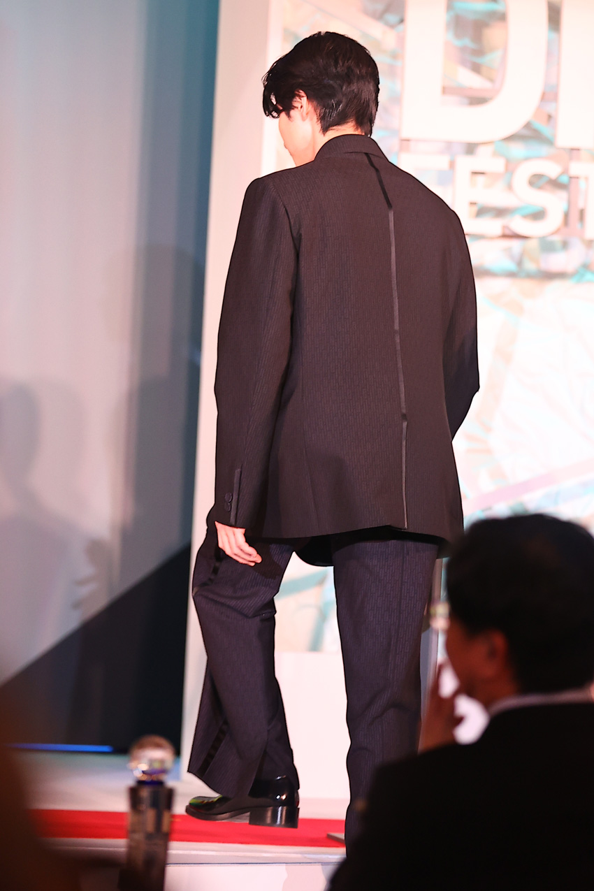 本田響矢、芳根京子『波うららかに、めおと日和』で「東京ドラマアウォード 2025」授賞式!壇上でわちゃわちゃ4