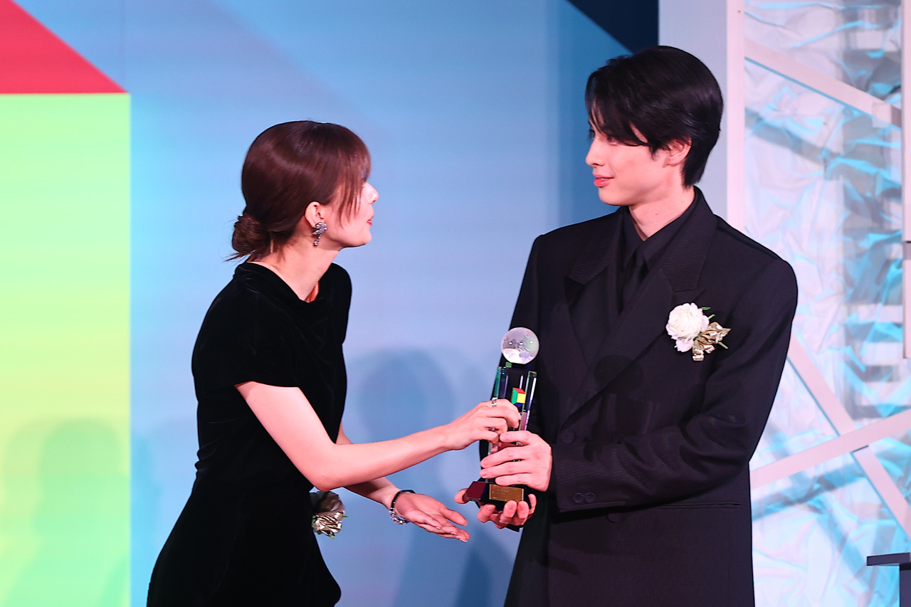 本田響矢、芳根京子『波うららかに、めおと日和』で「東京ドラマアウォード 2025」授賞式!壇上でわちゃわちゃ5